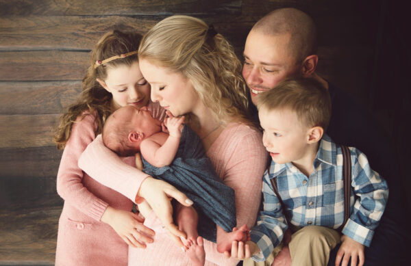 SZJA Új kedvezmény a három gyermeket nevelő anyáknak októbertőlÚj kedvezmény a három gyermeket nevelő anyáknak októbertől