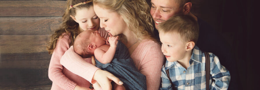 SZJA Új kedvezmény a három gyermeket nevelő anyáknak októbertőlÚj kedvezmény a három gyermeket nevelő anyáknak októbertől